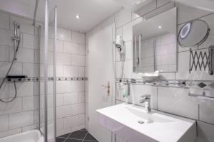 Koupelna v ubytování Burghotel Staufenberg