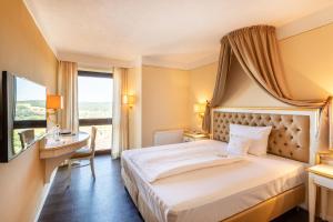 Postel nebo postele na pokoji v ubytování Burghotel Staufenberg