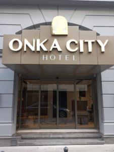 um edifício com uma placa num hotel em ONKA OTELCİLİK TURİZM TİCARET LİMİTED ŞİRKETi em Istambul