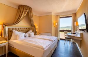 Postel nebo postele na pokoji v ubytování Burghotel Staufenberg