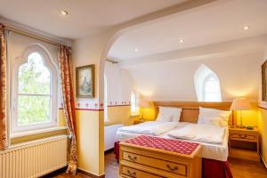 Postel nebo postele na pokoji v ubytování Burghotel Staufenberg