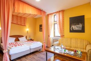 Postel nebo postele na pokoji v ubytování Burghotel Staufenberg