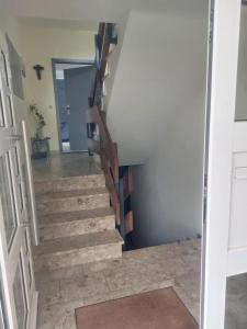 una escalera en una casa con una escalera de madera en haus krümel, en Trippstadt