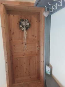 uma porta de madeira com uma coroa de flores em haus krümel em Trippstadt