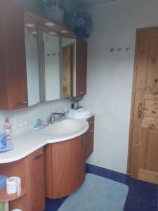 uma casa de banho com um lavatório e um espelho em haus krümel em Trippstadt