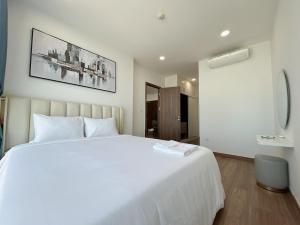 Giường trong phòng chung tại Luxury 2BR Condo in District 7
