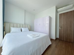 Giường trong phòng chung tại Luxury 2BR Condo in District 7