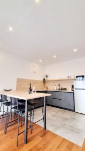 Køkken eller tekøkken på Maslina House - Family apartment 1 with Pool