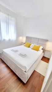 En eller flere senge i et værelse på Maslina House - Family apartment 1 with Pool