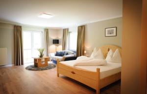 Postel nebo postele na pokoji v ubytování Landhotel Latscherhof