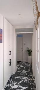 un couloir avec une plante en pot dans une pièce dans l'établissement MUSES LUXURY SUITES, à Corfou