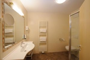 Koupelna v ubytování Landhotel Latscherhof