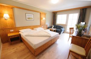 Postel nebo postele na pokoji v ubytování Landhotel Latscherhof