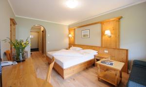 Postel nebo postele na pokoji v ubytování Landhotel Latscherhof