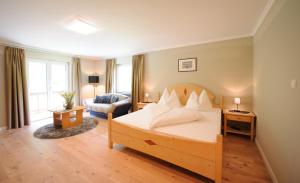 Postel nebo postele na pokoji v ubytování Landhotel Latscherhof
