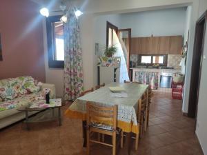 cocina y sala de estar con mesa y sofá en Casa Mare, en Balestrate