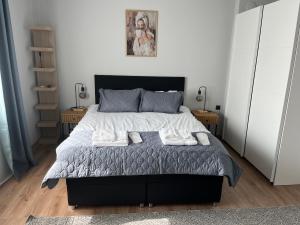 1 dormitorio con 1 cama con 2 toallas en Mimsy house en Plovdiv
