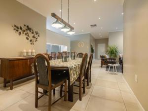 una sala da pranzo con tavolo e sedie di Flying Ostrich Guesthouse & Self-catering Accommodation a Mariental