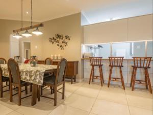 een eetkamer en een keuken met een tafel en stoelen bij Flying Ostrich Guesthouse & Self-catering Accommodation in Mariental