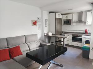 sala de estar con sofá y mesa en Piso en Córdoba Emili´s House, en Córdoba