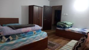 甘托克的住宿－Zimkha Imm Homestay, Gangtok，一间卧室配有两张双层床和镜子