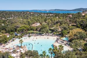 una vista aérea de una gran piscina en un complejo en Résidence Pierre & Vacances Les Restanques du Golfe de Saint-Tropez en Grimaud