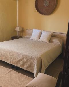 テウラーダにあるAffitti brevi Tzia Liccaのベッドルーム1室(白いシーツと枕のベッド1台付)