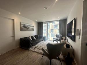 - un salon avec un canapé et une fenêtre dans l'établissement RJO Apartments Chatham, à Brompton