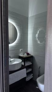 bagno con lavandino, vasca e specchio di yoyo house Napoli a Napoli