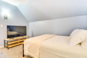 1 dormitorio con 1 cama y TV de pantalla plana en Home Near Downtown and Lucas Oil Stadium!, en Indianápolis