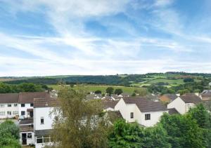 Blick auf eine Stadt mit Häusern und Bäumen in der Unterkunft Scarlettrose in Great Torrington