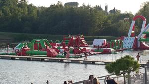 - un parc aquatique avec un bouquet de toboggans et de manèges dans l'établissement Love Room- Spa- Escale Amoureuse, à Puygaillard-de-Quercy