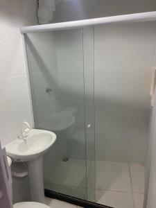 Bilik mandi di Suites Cabo Frio