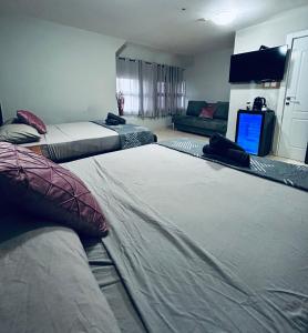 Toys suites hotel客房内的一张或多张床位