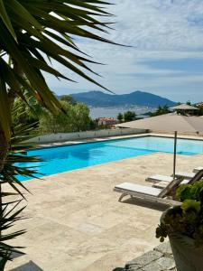 una piscina con vistas al océano en Kallisté Porticcio AppartHotel Golfe d Ajaccio, en Porticcio