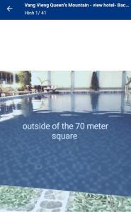 una imagen de una piscina con el texto fuera de la plaza del metro en V V Queens house, en Vang Vieng