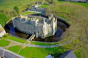een oud kasteel midden in een rivier bij Villa front de mer les Cordylines in Saint-Germain-sur-Ay