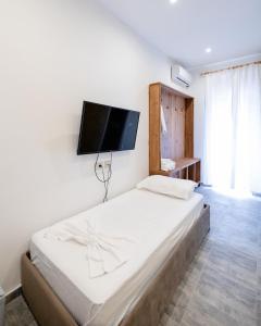 デルミにあるAgora Dhermiのベッドルーム1室(ベッド1台、壁掛け式薄型テレビ付)