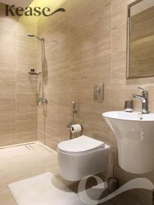 een badkamer met een toilet, een wastafel en een douche bij Kease Qirwan B-13 Royal touch Patio AX97 in Riyad