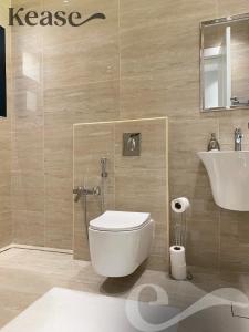 een badkamer met een toilet en een wastafel bij Kease Qirwan B-13 Royal touch Patio AX97 in Riyad