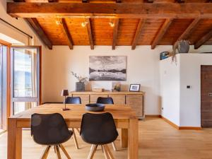 Un comedor con mesa y sillas de madera. en Apartment Superiore by Interhome, en Vercana
