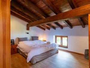 1 dormitorio con cama grande y techo de madera en Apartment Superiore by Interhome, en Vercana