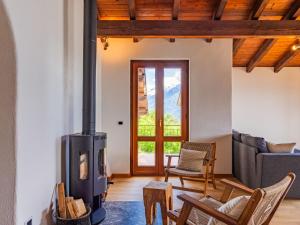 Una sala de estar con chimenea y un sofá. en Apartment Superiore by Interhome, en Vercana 25 fotos más