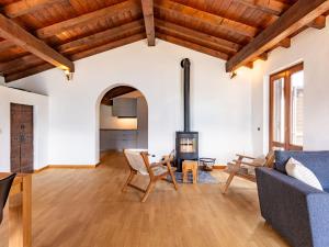 Una sala de estar con un sofá azul y una chimenea. en Apartment Superiore by Interhome, en Vercana