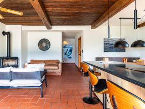 una sala de estar con una mesa y sillas en Apartment Basso by Interhome, en Vercana