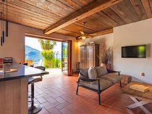 una sala de estar con un sofá y una mesa en Apartment Basso by Interhome, en Vercana 40 fotos más
