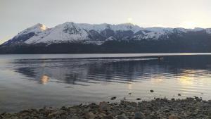 vistas a un lago con montañas cubiertas de nieve en Cabañas del Gutiérrez en San Carlos de Bariloche