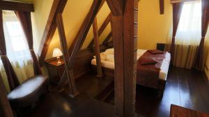 una piccola camera con letto a castello in una casa di Casa Georgius Krauss Sighisoara a Sighişoara