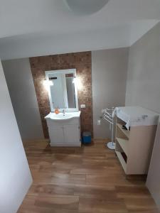 bagno con lavandino e specchio di B&B L'arco Fiorito a San Gregorio