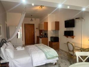 Llit o llits en una habitació de Villa Askamnia and Suites